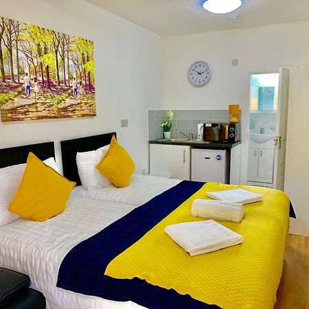 London Studio Apartments, Private Bathroom, Kitchenette, Parking, Np2 Buitenkant foto