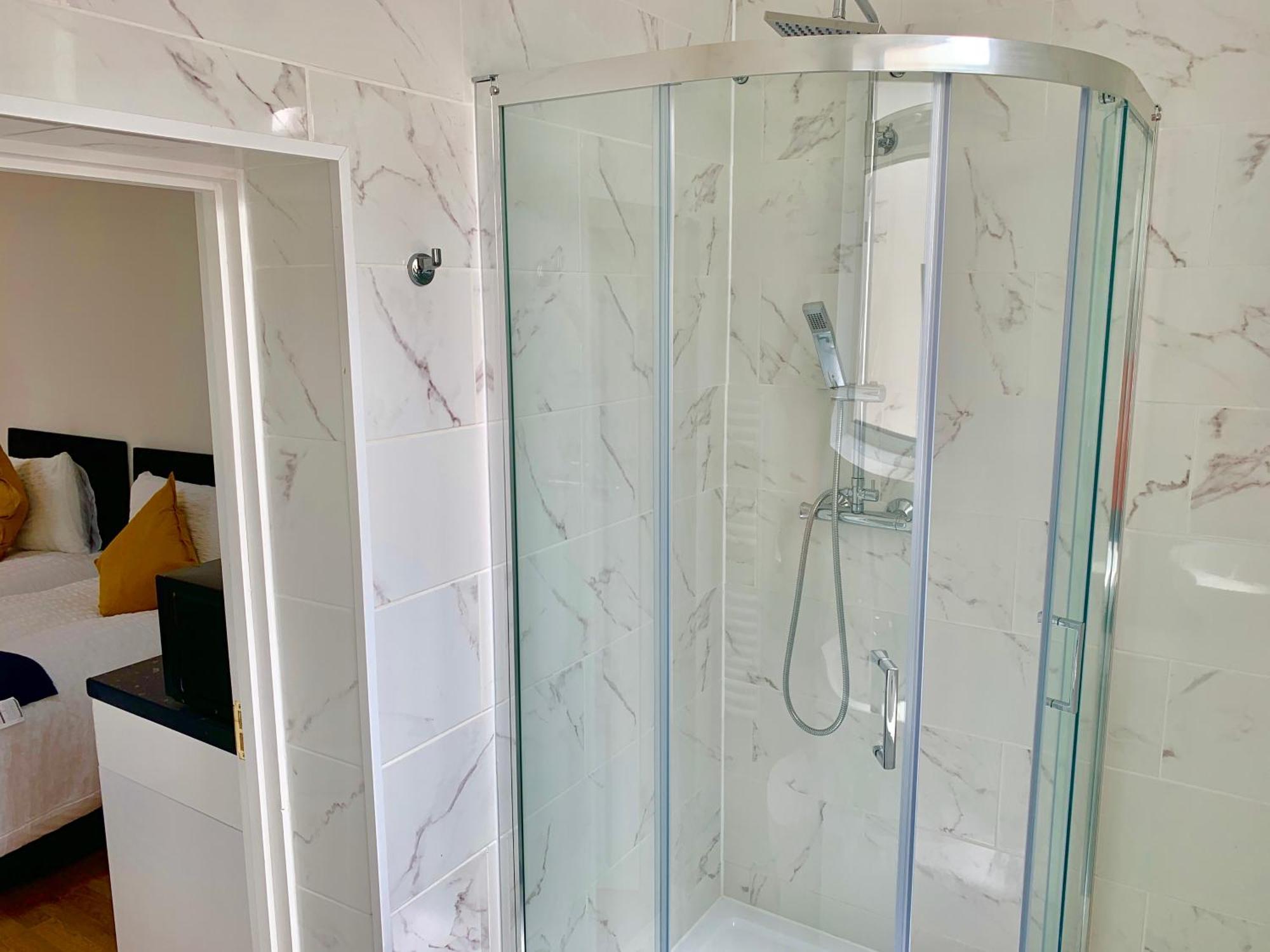 London Studio Apartments, Private Bathroom, Kitchenette, Parking, Np2 Buitenkant foto