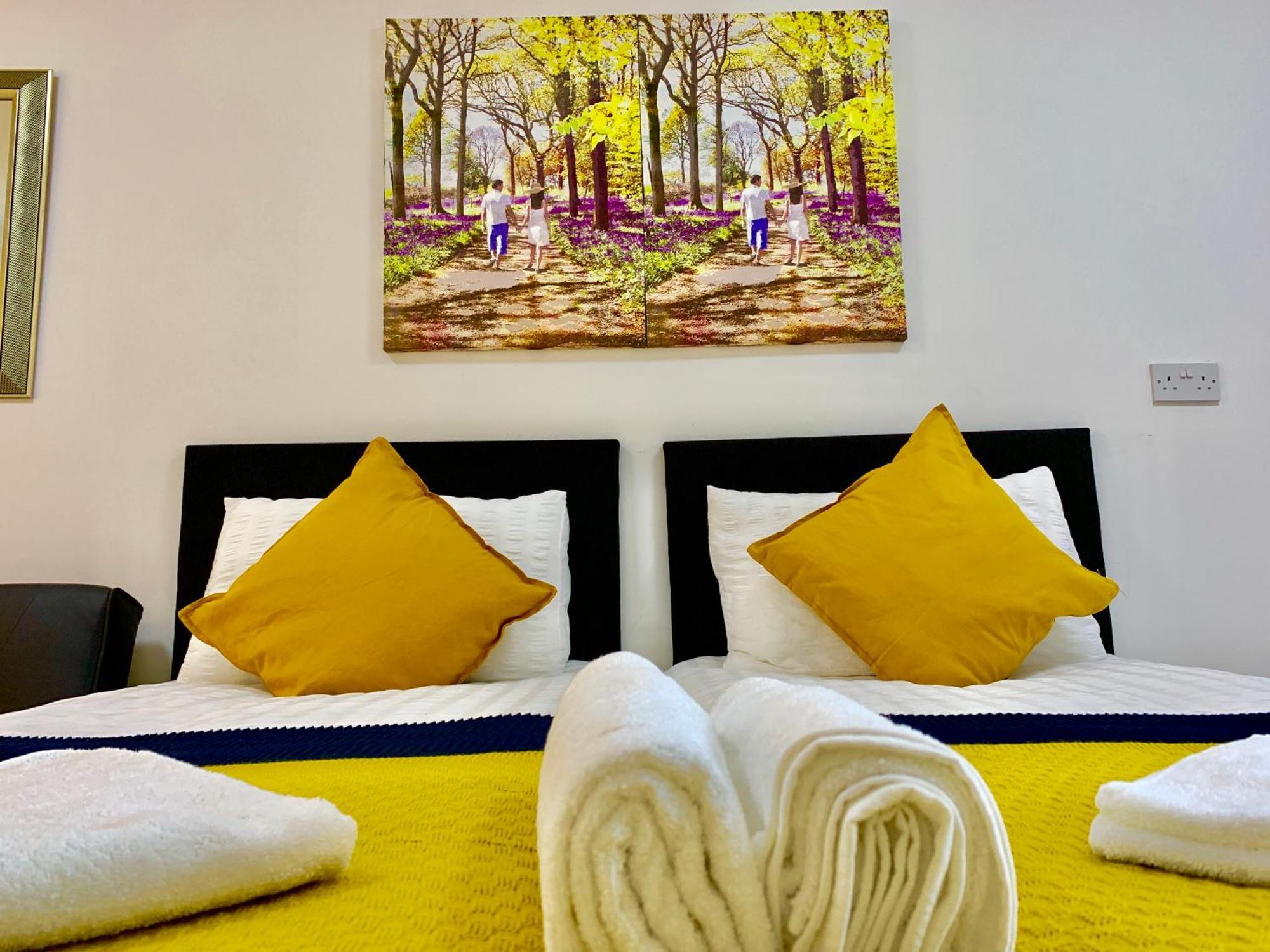 London Studio Apartments, Private Bathroom, Kitchenette, Parking, Np2 Buitenkant foto