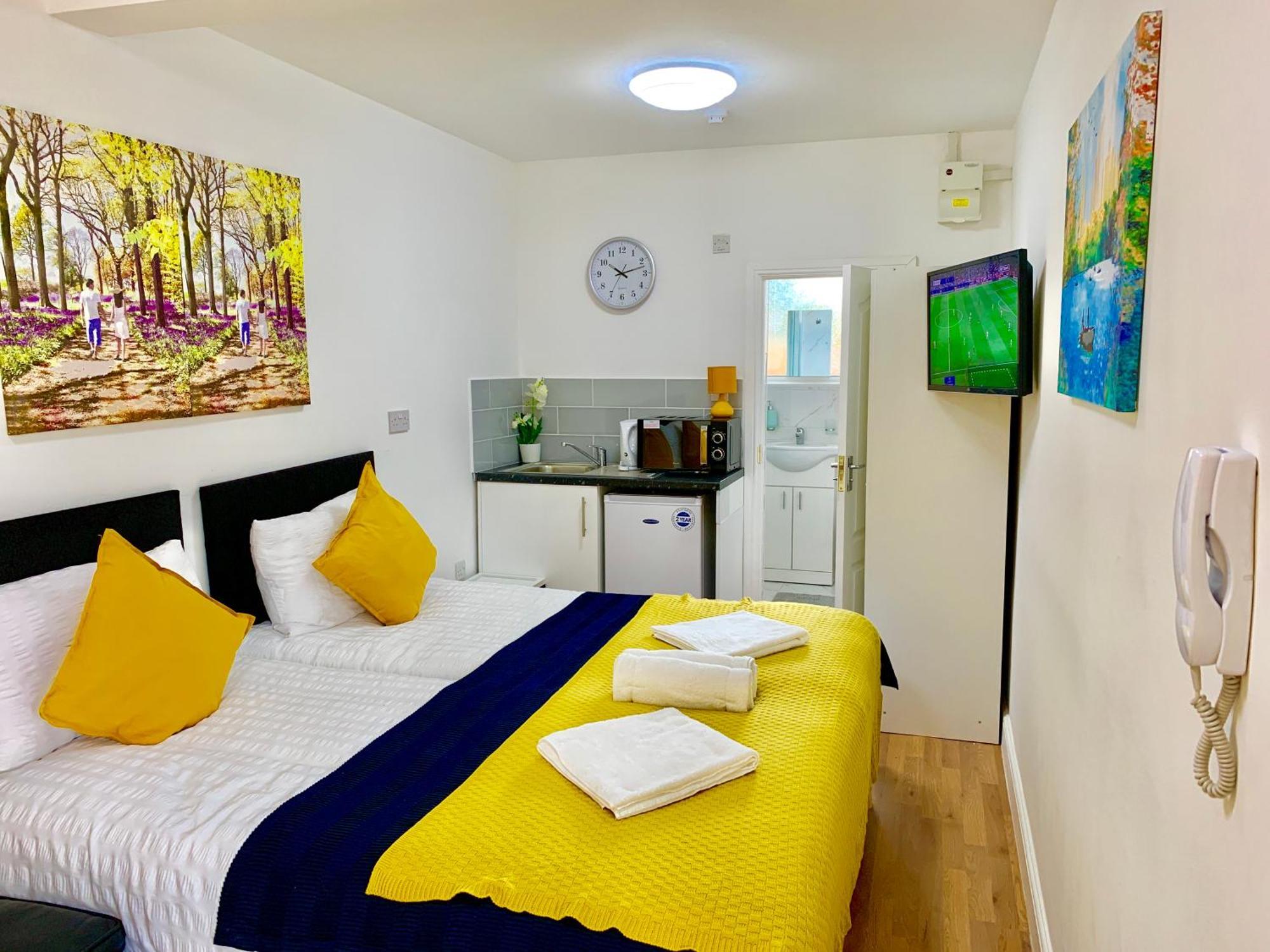 London Studio Apartments, Private Bathroom, Kitchenette, Parking, Np2 Buitenkant foto