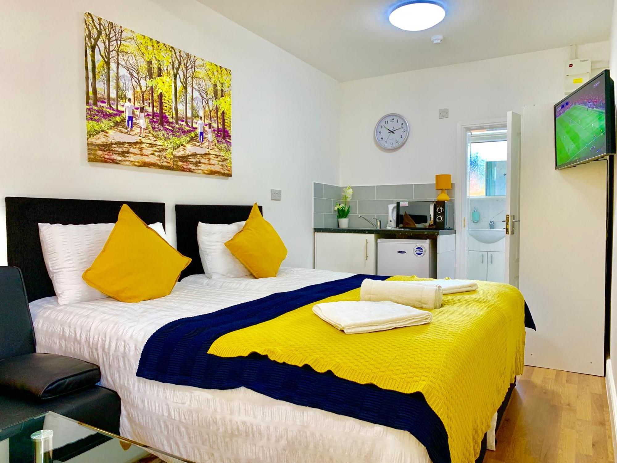 London Studio Apartments, Private Bathroom, Kitchenette, Parking, Np2 Buitenkant foto