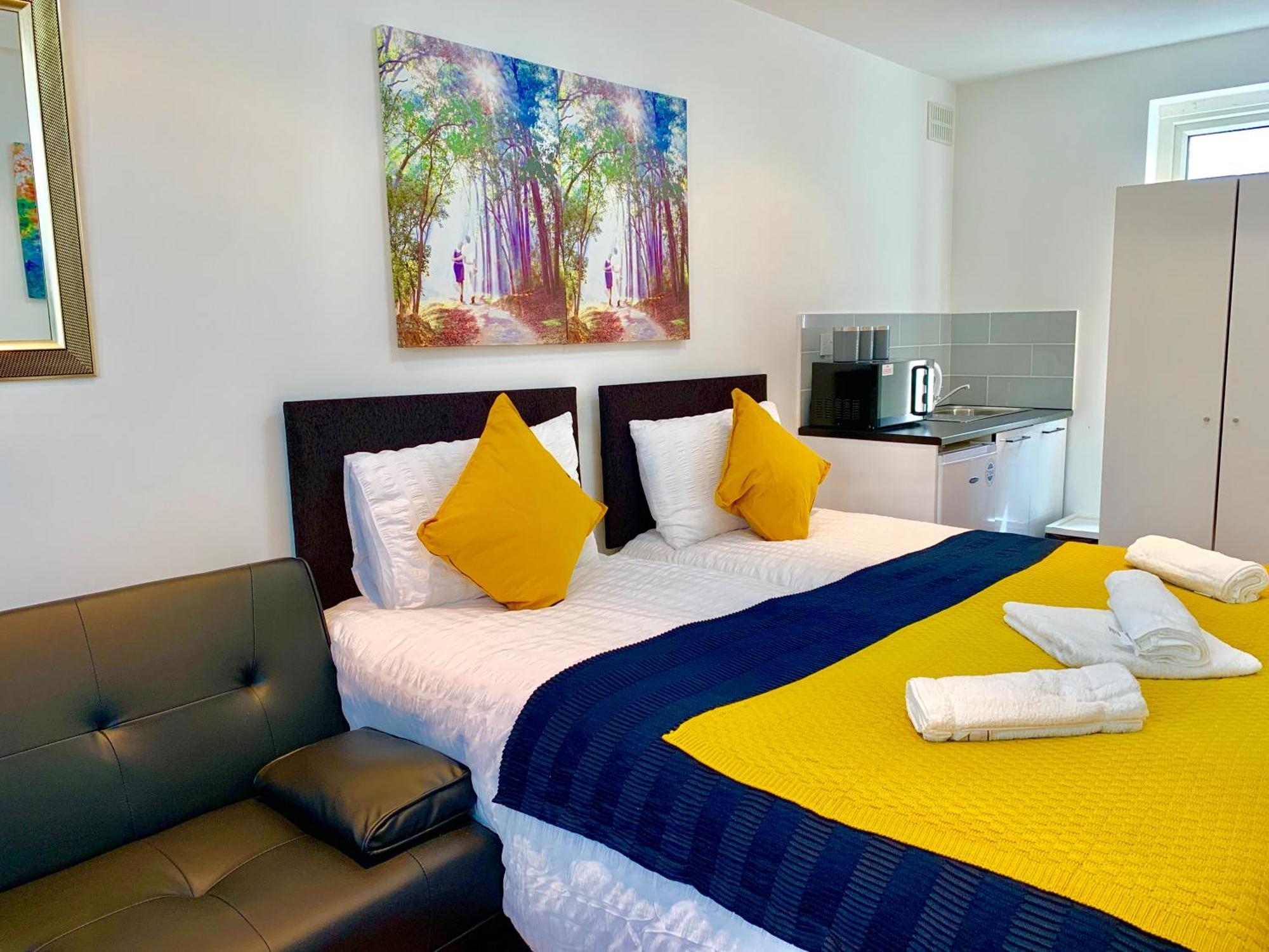 London Studio Apartments, Private Bathroom, Kitchenette, Parking, Np2 Buitenkant foto