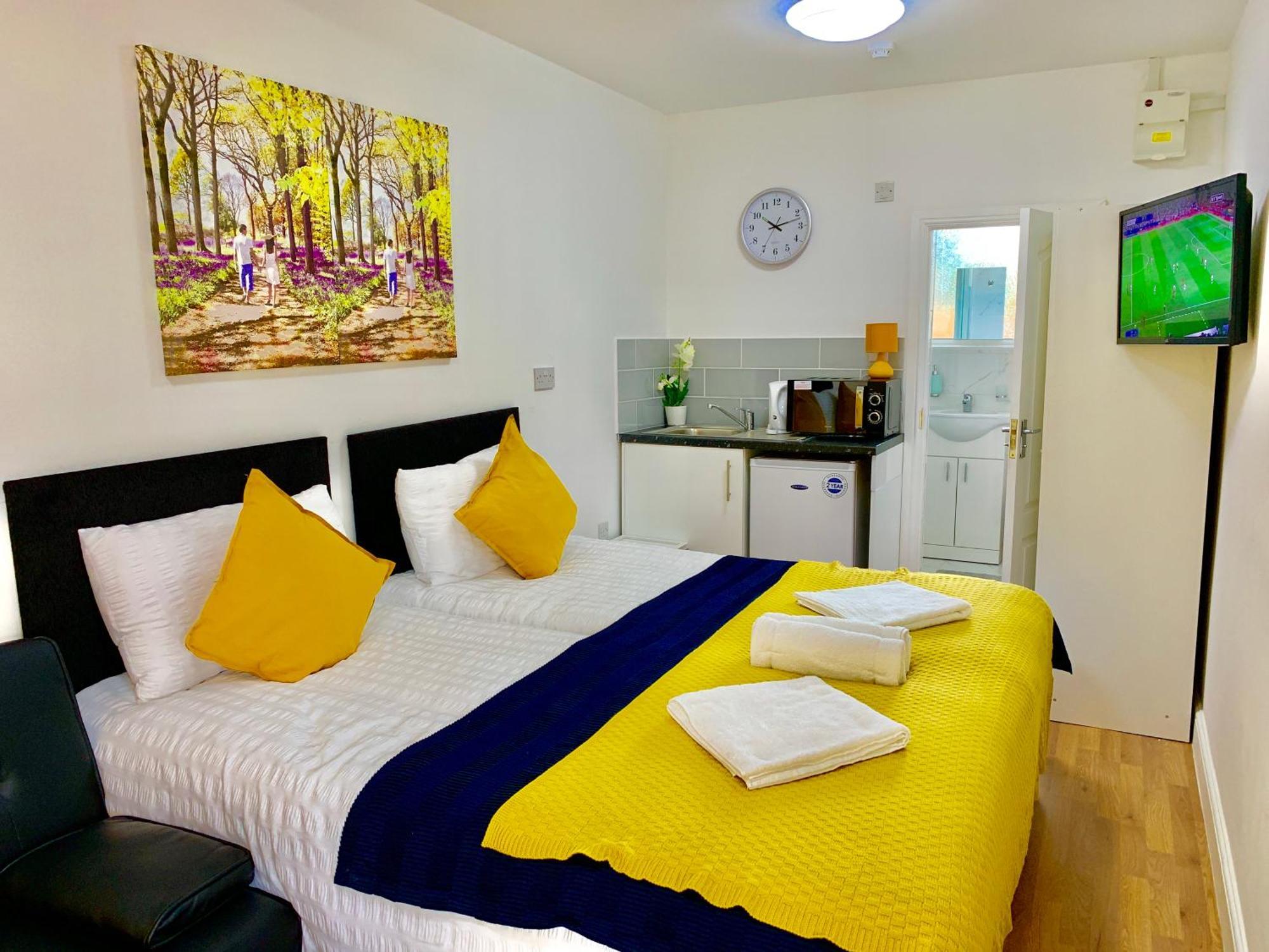 London Studio Apartments, Private Bathroom, Kitchenette, Parking, Np2 Buitenkant foto